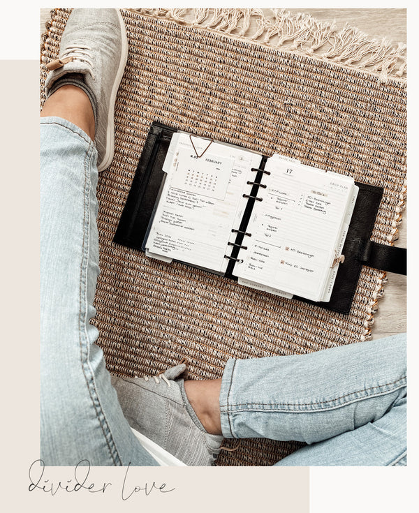 Planner with Inserts - daily Planning Routine in a Ringplanner. Sitting on the ground with my Planner. 